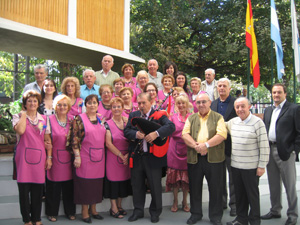 Integrantes de la comisión directiva y de la comisión de damas del Centro Partido de Carballiño muestran la gaita que les hizo llegar la Xunta de Galicia. Integrantes de la comisión directiva y de la comisión de damas del Centro Partido de Carballiño muestran la gaita que les hizo llegar la Xunta de Galicia.