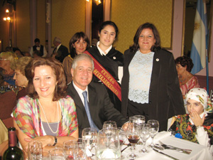 El vicecónsul de España en La Plata, Héctor Mendoza, y su esposa; la esposa del presidente el Centro Castilla y León de La Plata, García; y la reina de la institución, Josefina Blanco. El vicecónsul de España en La Plata, Héctor Mendoza, y su esposa; la esposa del presidente el Centro Castilla y León de La Plata, García; y la reina de la institución, Josefina Blanco.