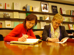 Carme Adán (I) firma en el Libro de Visitas de la Oficina de la Xunta en Buenos Aires, en presencia de María Xosé Porteiro Carme Adán (I) firma en el Libro de Visitas de la Oficina de la Xunta en Buenos Aires, en presencia de María Xosé Porteiro