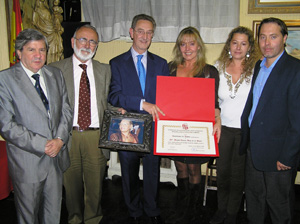 Entrega del pergamino por el que se nombra presidenta de honor a título póstumo a Mayte Ruiz de la Parte. Entrega del pergamino por el que se nombra presidenta de honor a título póstumo a Mayte Ruiz de la Parte.