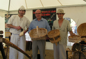Rodríguez junto a un 'zoqueiro' y un 'cesteiro', en el taller artesano. Rodríguez junto a un 'zoqueiro' y un 'cesteiro', en el taller artesano.