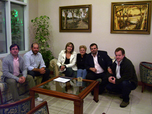 Josefa González, Teresa Cerdá y Pablo Barceló, junto a directivos y socios de la Casa Balear de Rosario. Josefa González, Teresa Cerdá y Pablo Barceló, junto a directivos y socios de la Casa Balear de Rosario.