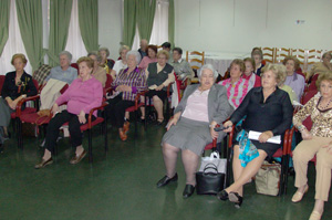 Las mujeres acudieron de forma masiva a la clase sobre la ópera. Las mujeres acudieron de forma masiva a la clase sobre la ópera.