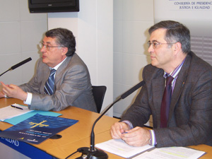 Fernández de la Cera y Ruiz, durante la presentación de los Cursos de Asturianía. Fernández de la Cera y Ruiz, durante la presentación de los Cursos de Asturianía.