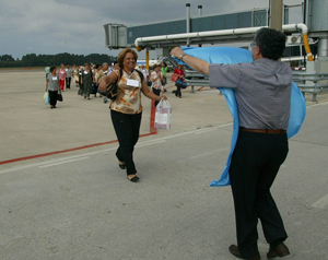 En 2007, más de cien personas se beneficiaron de las ayudas a los emigrantes retornados. En 2007, más de cien personas se beneficiaron de las ayudas a los emigrantes retornados.