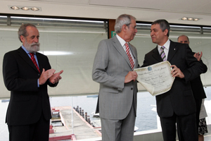 Charbel Zaib entrega al presidente de la medalla de Pedro Hernesto, la máxima distinción de la Cámara Municipal de Río. Charbel Zaib entrega al presidente de la medalla de Pedro Hernesto, la máxima distinción de la Cámara Municipal de Río.