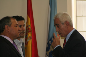 Miras conversa con el presidente de la Comisión y el portavoz del BNG. Miras conversa con el presidente de la Comisión y el portavoz del BNG.