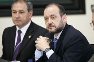 Varela junto al presidente de la comisión. Varela junto al presidente de la comisión.