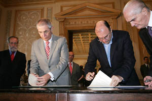 Touriño y César Maia, durante la firma del convenio. Touriño y César Maia, durante la firma del convenio.