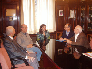 Ana Miranda, con directivos de la ‘Unión de Sociedades Gallegas’. Ana Miranda, con directivos de la ‘Unión de Sociedades Gallegas’.