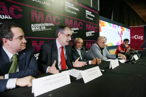 Fernando Salgado (2º izda.), Julio Fernández (C) y Antón Reixa (2º dcha.), en la presentación en Cataluña. Fernando Salgado (2º izda.), Julio Fernández (C) y Antón Reixa (2º dcha.), en la presentación en Cataluña.