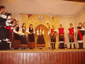 Pandereteiras y banda de gaitas, durante su actuación. Pandereteiras y banda de gaitas, durante su actuación.
