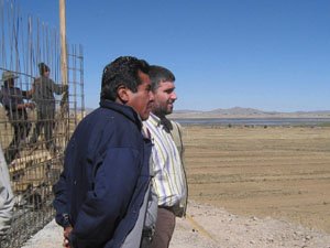 Eugenio Rojas y Jacinto Brañas -detrás-, junto a las obras del depósito en construcción en el lago Titicaca. Eugenio Rojas y Jacinto Brañas -detrás-, junto a las obras del depósito en construcción en el lago Titicaca.
