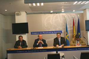 Pablo Priesca y Valentín Ruiz –en el centro de la imagen–, durante la rueda de prensa. Pablo Priesca y Valentín Ruiz –en el centro de la imagen–, durante la rueda de prensa.