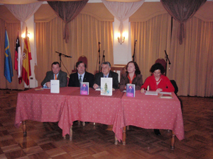 Manuel Fernández de la Cera y Consuelo Vega –en el centro de la imagen–. Manuel Fernández de la Cera y Consuelo Vega –en el centro de la imagen–.
