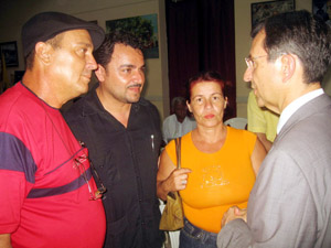 Moisés Plasencia –2º izda.– conversa con Castro –1º dcha.– y dos escritores de Cabaigüan. Moisés Plasencia –2º izda.– conversa con Castro –1º dcha.– y dos escritores de Cabaigüan.
