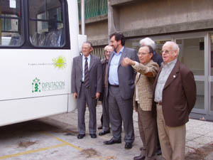 Pérez Santiago observa el autobús que ayudo a financiar la FGE. Pérez Santiago observa el autobús que ayudo a financiar la FGE.