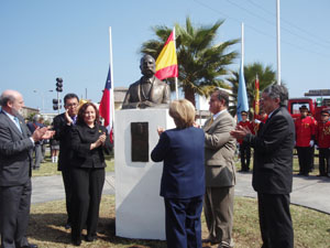 La delegación asturiana, con las autoridades de Iquique, durante la inaguración del busto a Eduardo Llanos. La delegación asturiana, con las autoridades de Iquique, durante la inaguración del busto a Eduardo Llanos.