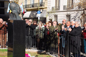 Un momento de la inauguración del busto. Un momento de la inauguración del busto.