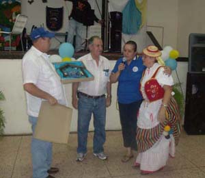 Marcos Guerra Cabrera, presidente de La Fundación Jardín Canario entrega una placa a Fina, de la Rondalla ‘Mencey’. Marcos Guerra Cabrera, presidente de La Fundación Jardín Canario entrega una placa a Fina, de la Rondalla ‘Mencey’.