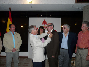 El presidente del Centro Gallego de Puerto La Cruz impone a Rodríguez el ‘Botón de Oro’ de la entidad. El presidente del Centro Gallego de Puerto La Cruz impone a Rodríguez el ‘Botón de Oro’ de la entidad.