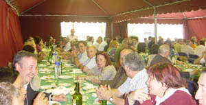 Numerosas persoas desfrutan da comida típica galega. Numerosas persoas desfrutan da comida típica galega.