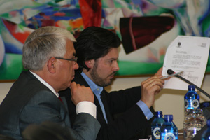 Los representantes del PPdeG en la comisión, Agustín Baamonde (I) y Antonio Rodríguez Miranda. Los representantes del PPdeG en la comisión, Agustín Baamonde (I) y Antonio Rodríguez Miranda.