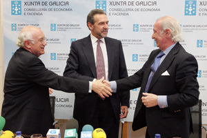 Antonio Fontenla, José Ramón Fernández Antonio y José Antonio Quiroga se estrechan la mano tras la firma. Antonio Fontenla, José Ramón Fernández Antonio y José Antonio Quiroga se estrechan la mano tras la firma.