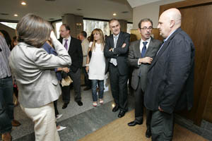 Los promotores del II Encontro Galicia-Brasil charlan la inauguración. Los promotores del II Encontro Galicia-Brasil charlan la inauguración.