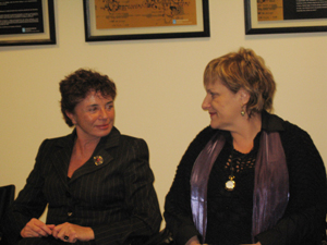Ana Míguez –a la izquierda–, junto a María Xosé Porteiro. Ana Míguez –a la izquierda–, junto a María Xosé Porteiro.