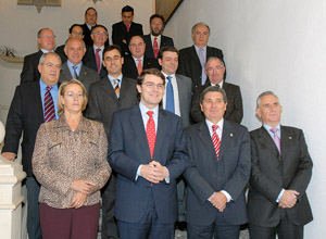 Fernández Mañueco –en el centro–, con presidentes y representantes de las nueve diputaciones. Fernández Mañueco –en el centro–, con presidentes y representantes de las nueve diputaciones.