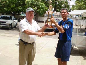 El presidente de la entidad, José Luis Ferrera Tejera, entrega el trofeo al capitán del equipo ganador. El presidente de la entidad, José Luis Ferrera Tejera, entrega el trofeo al capitán del equipo ganador.