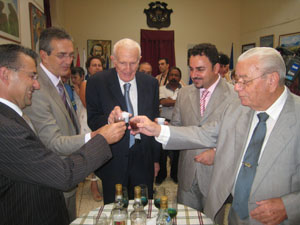 Paulino Rivero y Moisés Plasencia, brindan con el 'gallego' Fernández y directivos de entidades canarias en Cuba. Paulino Rivero y Moisés Plasencia, brindan con el 'gallego' Fernández y directivos de entidades canarias en Cuba.