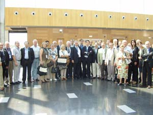 Feijóo posa con los representantes del PP en el exterior que acudieron al Congreso. Feijóo posa con los representantes del PP en el exterior que acudieron al Congreso.