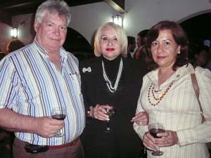 Josefina Canellas -en el centro-, acompañada del presidente y secretaria del HCV. Josefina Canellas -en el centro-, acompañada del presidente y secretaria del HCV.