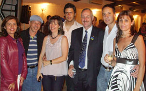 José María Anderez y su esposa, rodeados de amigos. José María Anderez y su esposa, rodeados de amigos.