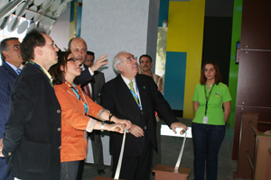 Belén Fernández y Vicente Álvarez Areces, durante su visita al pabellón de Asturias en la Expo. Belén Fernández y Vicente Álvarez Areces, durante su visita al pabellón de Asturias en la Expo.
