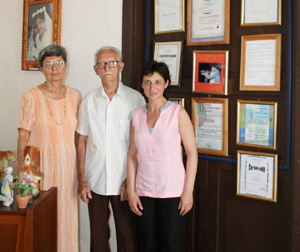María Eugenia Álvarez con dos de los emigrantes en Santa Clara. María Eugenia Álvarez con dos de los emigrantes en Santa Clara.