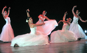El cuerpo de baile de la sociedad leonesa agradó por su coreografía. El cuerpo de baile de la sociedad leonesa agradó por su coreografía.