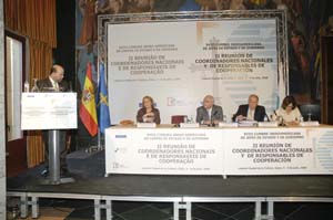 Fernández Felgueroso y Areces –sentados–, junto con Enrique Iglesias, secretario general iberoamericano. Fernández Felgueroso y Areces –sentados–, junto con Enrique Iglesias, secretario general iberoamericano.