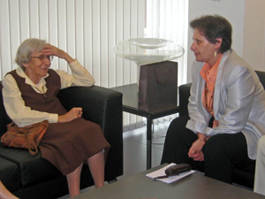 La hermana Dolores Muñiz –a la izquierda– conversa con María José Ramos sobre los proyectos en Brasil. La hermana Dolores Muñiz –a la izquierda– conversa con María José Ramos sobre los proyectos en Brasil.