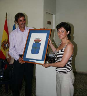 Eugenia Álvarez entrega un cuadro con el escudo de Asturias a Víctor Valle. Eugenia Álvarez entrega un cuadro con el escudo de Asturias a Víctor Valle.
