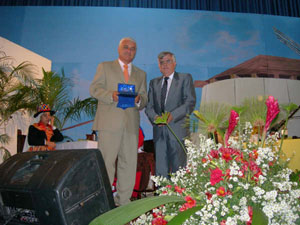 Antonio Expósito entrega al cónsul general de España un reconocimiento que recoge el vicecónsul en Maracay, Carlos Doallo. Antonio Expósito entrega al cónsul general de España un reconocimiento que recoge el vicecónsul en Maracay, Carlos Doallo.