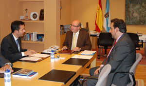 González, Rodríguez y Pérez, en la firma del acuerdo. González, Rodríguez y Pérez, en la firma del acuerdo.