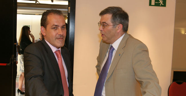 Valentín Ruiz conversa con el director general de Emigración, Agustín Torres, durante un descanso del Pleno. Valentín Ruiz conversa con el director general de Emigración, Agustín Torres, durante un descanso del Pleno.