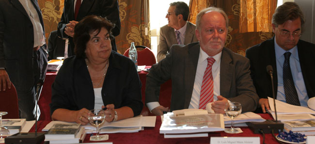 Guillermina Hernández -a la izquierda-, durante la celebración del Pleno. Guillermina Hernández -a la izquierda-, durante la celebración del Pleno.