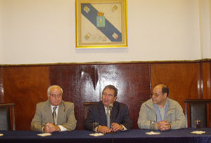 Carlos Sixirei, junto a Manuel Ramos, presidente de Casa de Galicia, y Luis Cerviño, presidente de la Unión Sociedades Galegas, en la presentación. Carlos Sixirei, junto a Manuel Ramos, presidente de Casa de Galicia, y Luis Cerviño, presidente de la Unión Sociedades Galegas, en la presentación.