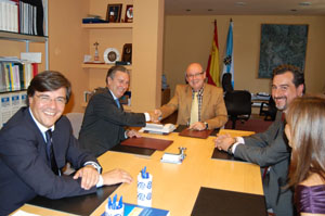 Manuel Luis Rodríguez y Jesús de la Pedraja se dan la mano tras la firma del convenio. Manuel Luis Rodríguez y Jesús de la Pedraja se dan la mano tras la firma del convenio.