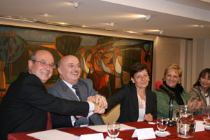 Manuel Luis Rodríguez, Héctor Fernández y María José Rubio se estrechan las manos tras la firma del convenio. Manuel Luis Rodríguez, Héctor Fernández y María José Rubio se estrechan las manos tras la firma del convenio.