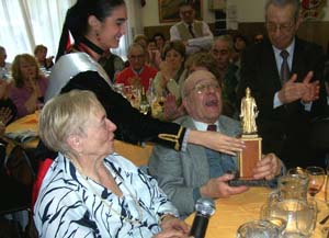 Roberto Osvaldo Cova recibe el ‘Cid Campeador’ de manos de la Reina. Roberto Osvaldo Cova recibe el ‘Cid Campeador’ de manos de la Reina.